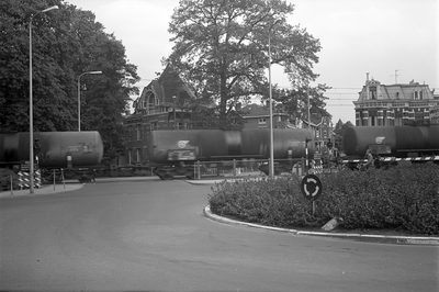 810924 Afbeelding van een passerende goederentrein op de spoorwegoverweg tussen de Maliebaan en Museumlaan te Utrecht.